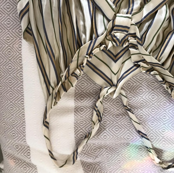 💜Silk BCBG striped top - Picture 2 of 3